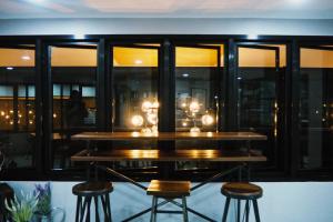 曼谷班诺帕多公寓式酒店的一间设有两张桌子和两张凳子的餐厅