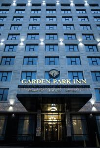 阿拉木图花园公园酒店的一座带有读取花园公园旅馆标志的建筑
