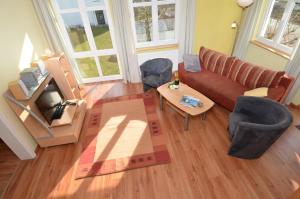 奥斯赛拜-塞林Villa Seerose - Appartement 04的客厅配有沙发和桌子