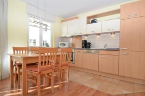 奥斯赛拜-塞林Villa Seerose - Appartement 04的厨房配有木桌和木椅
