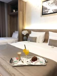 萨拉热窝奥扎定居点酒店的一间酒店客房,床上放着一盘食物
