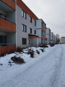 博伦厄博伦厄公寓旅馆的大楼前有雪覆盖的街道
