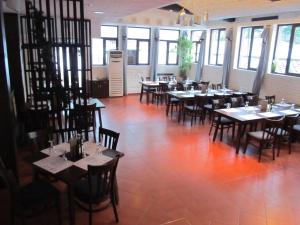 波罗维茨珀西弗洛拉公寓式酒店的用餐室设有桌椅和窗户。