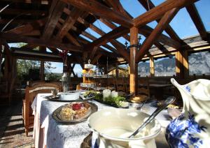 因斯布鲁克格森斯阿尔卑斯艺术酒店的一张桌子上放着一盘食物