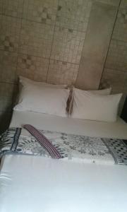 约翰内斯堡Royal Crown Guesthouse的白色的床和白色枕头