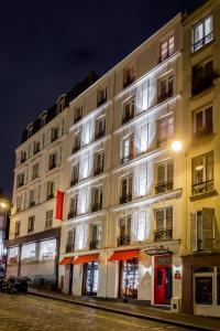 巴黎斯嘉丽酒店的街上的白色大建筑