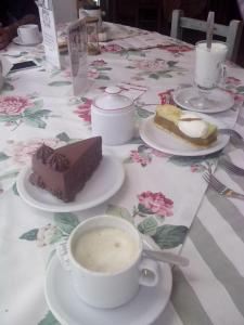 乌斯怀亚Posada del Valle的一张桌子,上面放着一盘蛋糕和一杯咖啡