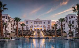 迦玛特突尼斯四季酒店的棕榈树度假村外貌的 ⁇ 染