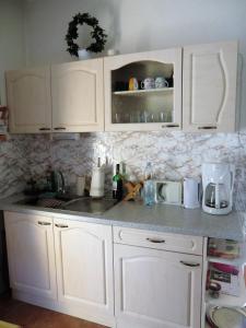 SmržovkaHaus Marta的一个带白色橱柜和水槽的厨房台面