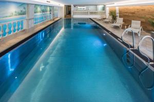 圣安东阿尔贝格科提斯酒店的蓝色的大游泳池,位于酒店客房内
