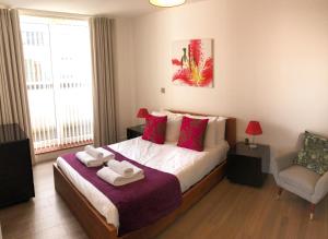 剑桥Signet Apartments - Ceres的一间卧室配有一张床,上面有两条毛巾