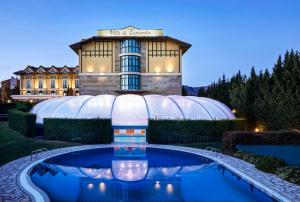 拉瓜迪亚Hotel Silken Villa de Laguardia的建筑前有游泳池的建筑