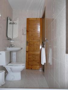 帕洛斯德拉夫龙特拉圣玛丽亚酒店的一间带卫生间和水槽的浴室以及一扇木门。