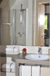 布尔格Pension Willischza的一间带水槽和镜子的浴室