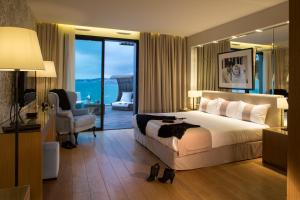滨海萨纳里法兰多乐酒店的酒店客房设有一张床和一个阳台。