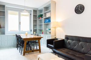 巴塞罗那圣家堂魅力公寓的客厅配有沙发和桌子