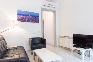 巴塞罗那圣家堂魅力公寓的带沙发和电视的客厅