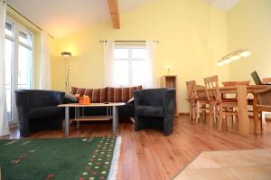 奥斯赛拜-塞林Villa Seerose - Apt 20 Seestern的客厅配有沙发和桌椅
