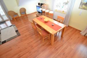 奥斯赛拜-塞林Villa Seerose - Apt 10 Seerose的一间带木桌和椅子的用餐室