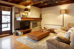 巴奎伊拉-贝莱特Val de Ruda Luxe 34 by FeelFree Rentals的带沙发和壁炉的客厅