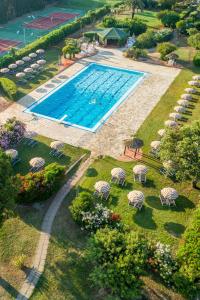 费拉约港发布易斯雅酒店的享有带遮阳伞和椅子的游泳池的顶部景致