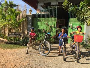 在Eco-Home Siem Reap Homestay内部或周边骑自行车