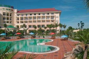 Binh ThanhDLGL阮晋勇第四纪酒店 的从游泳池欣赏到度假村的景色