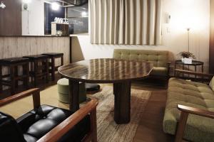 Kakuda66号旅馆的客厅配有桌子和一些椅子