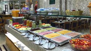 里约热内卢班代兰蒂斯酒店的包含多种不同食物的自助餐