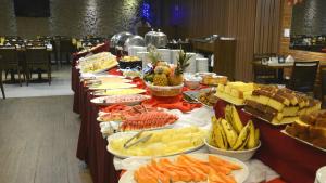 里约热内卢里约热内卢大西洋酒店的包含多种不同食物的自助餐