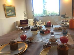 卡瓦德蒂雷尼斯密托德别墅酒店的一张桌子,上面放着蛋糕、饼干和蜡烛