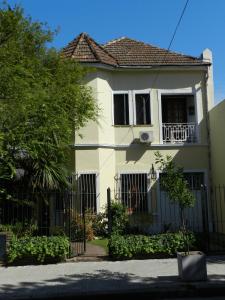 布宜诺斯艾利斯B&B Polo的前面有栅栏的白色房子