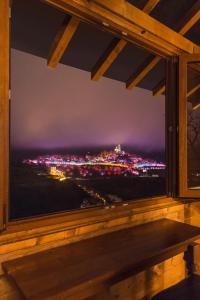 大特尔诺沃察雷维茨旅馆的窗户,晚上可欣赏到城市美景