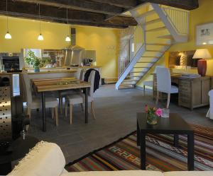Salles-la-SourceGite de la Cascade的厨房以及带桌子和楼梯的客厅。