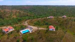 RoncãoMonte da Ameira的两栋房屋和游泳池的空中景致