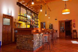 CastrocontrigoValle Del Eria Hotel的一间设有石台的餐厅内的酒吧