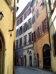 佛罗伦萨塞斯特里酒店的两座楼宇中的一条小巷