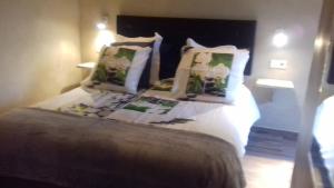 弗尔东河畔莱萨莱乐尔米塔格花园住宿加早餐旅馆的一间卧室配有带白色床单和枕头的床。