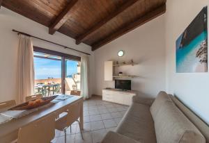 帕拉迪索海岸Gravina Resort & Apartments的客厅配有沙发和桌子