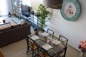 罗萨里奥港Casa Marinero with Private Pool的客厅配有桌子和沙发