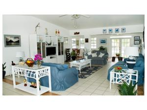 自由港市Silver Point Villa的客厅配有蓝色的沙发和桌子