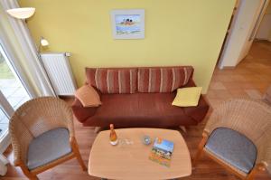 奥斯赛拜-塞林Villa Seerose - Appartement 14的客厅配有沙发和两把椅子