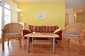 奥斯赛拜-塞林Villa Seerose - Appartement 14的客厅配有沙发和桌椅