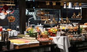 波多索恩诺德里斯酒店的自助餐,包括水果和其他食物