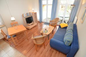 奥斯赛拜-塞林Villa Seerose - Appartement 18的客厅配有蓝色的沙发和桌子