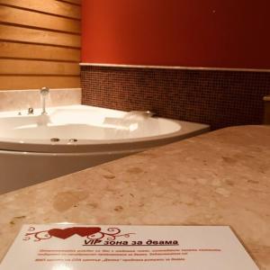 奥格尼亚诺沃Family Hotel Delta的浴室设有水槽和台面上的标志