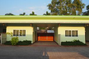 乌隆他尼555 Resort的黄色和橙色的房子,设有车库