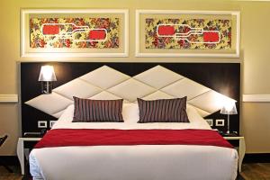 圣地亚哥Hotel Sommelier Boutique的卧室配有一张带两个枕头的大白色床