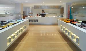 卡拉米洛梅萨德斯时尚酒店公寓的厨房里展示了许多食物