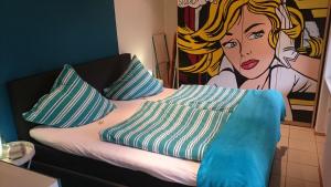 科赫姆Haus Winkelchen的一张带枕头的床和一幅女人画